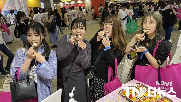 K-푸드 시식 체험행사에 참여 중인 일본 Z세대 - 사진 한국농수산식품유통공사