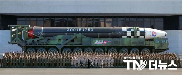 지난 2022년 11월 26일 김정은이 시찰하던 당시 전시된 ICBM