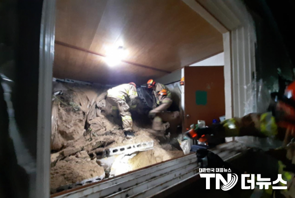 30일 오전 산사태로 매몰된 주택에서 소방대원들이 구조작업을 하고 있다 - 사진 경북소방본부