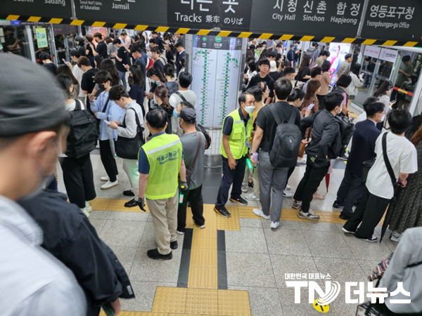 서울교통공사가 오는 5일부터 출근 및 저녁 시간대 서울 지하철의 안전업무를 돕는 ‘지하철 안전도우미’ 678명을 모집한다 - 사진 서울교통공사
