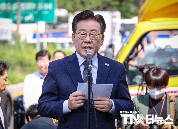 더불어민주당 이재명 대표가 17일 서울 중앙지방검찰청 앞 사거리에서 몰려든 지지자들과 인사한 후 연단에 올라 연설하고 있다 - 사진 이재명 트위터