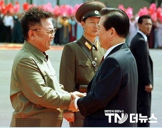 지난 2000년 6.15 평양방문에서 김정일 북한 국방위원장을 만나고 있는 (故)김대중 전 대통령