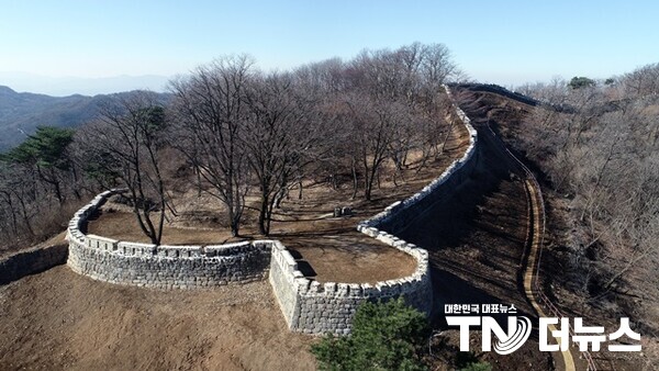 보수 공사가 22년 6월부터 진행돼 올해 11월 30일에 완료된 세계유산인 남한산성 외성(봉암성) - 사진 경기도