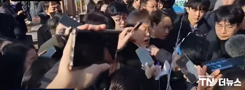 더불어민주당 이재명 대표가 부산 방문 중 한 남성에게 피습을 당했다 - 사진 바른소리유투브 캡처