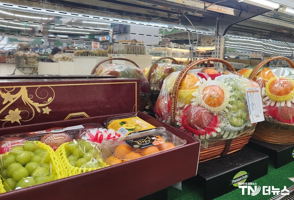 대형유통업체에 진열되어 있는 과일선물세트 - 사진 한국농수산식품유통공사