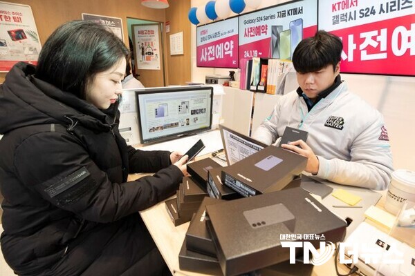 KT가 26일부터 전국 KT 매장 및 공식 온라인몰 KT닷컴에서 삼성전자 ‘갤럭시 S24 시리즈’ 사전 개통을 시작한다고 밝혔다.  -사진 KT-
