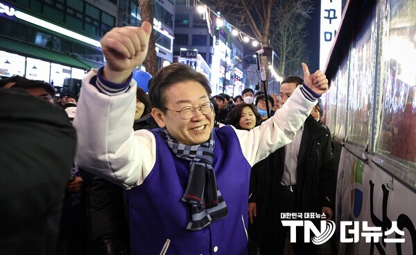 이재명 상임선대위원장이 3월 19일 경기 성남 분당구에 방문하여 야탑 먹자골목 거리인사를 하고 있다 - 사진 더불어민주당