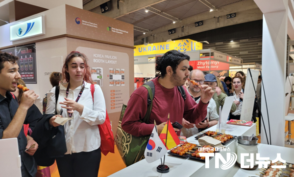 남유럽 최대 바르셀로나 식품박람회 한국관에서 사람들이 콜라보 메뉴를 시식하고 있다 - 사진 한국농수산식품유통공사